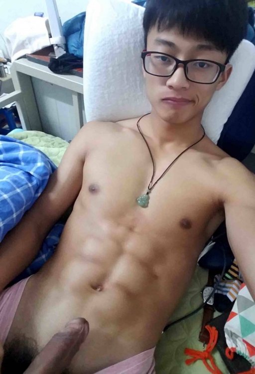 看起来很斯文的眼镜大学生仔-宿舍自拍-大长屌腹肌狂赞_002.jpg