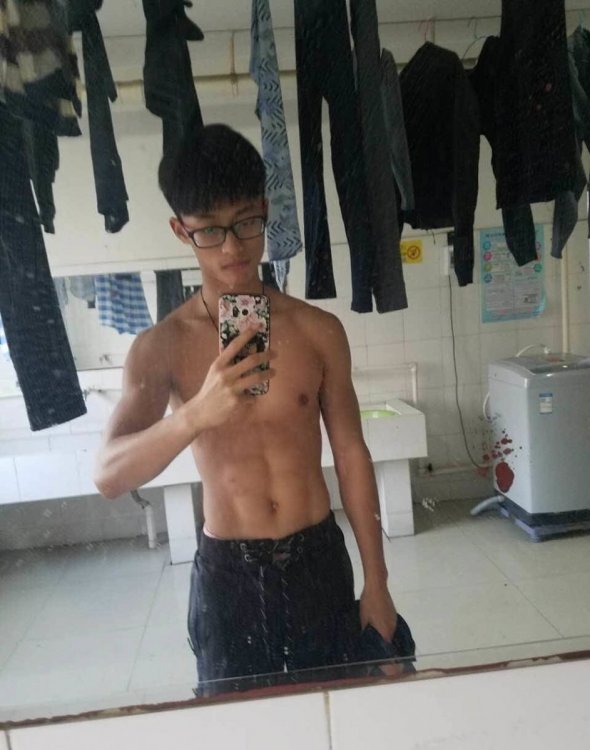 看起来很斯文的眼镜大学生仔-宿舍自拍-大长屌腹肌狂赞_001.jpg