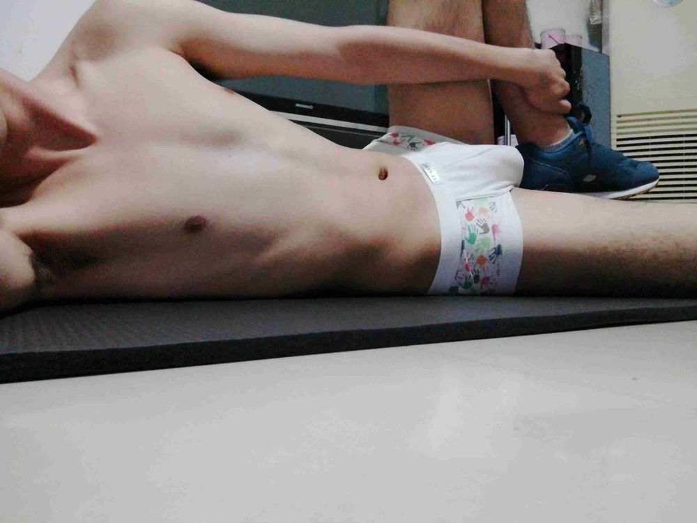 19岁男生 刚上大一 内有微信 来撩_004.jpg