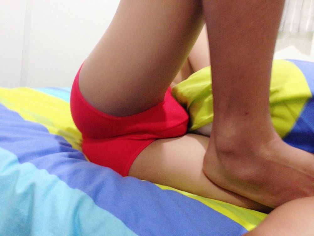 大長腿男生小紅底褲包裹下的翹臀-真誘人！_009.jpg